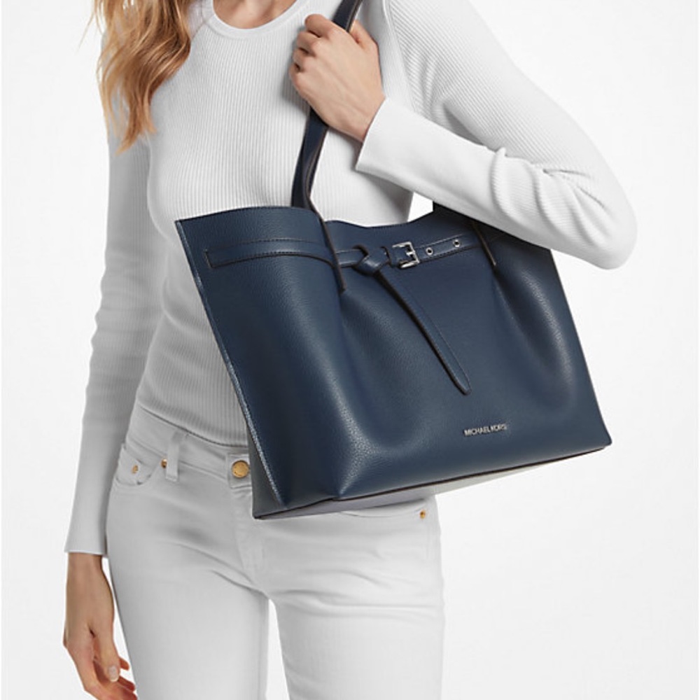 MICHAEL KORS OUTLET
Emilia Large Pebbled Leather Tote Bag
COLOR NAVY
NWT - Picture 3 of 16